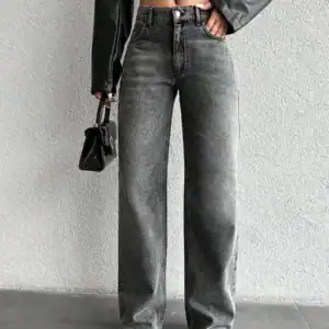 Basic Light Grey Wash Straight Leg Jeans